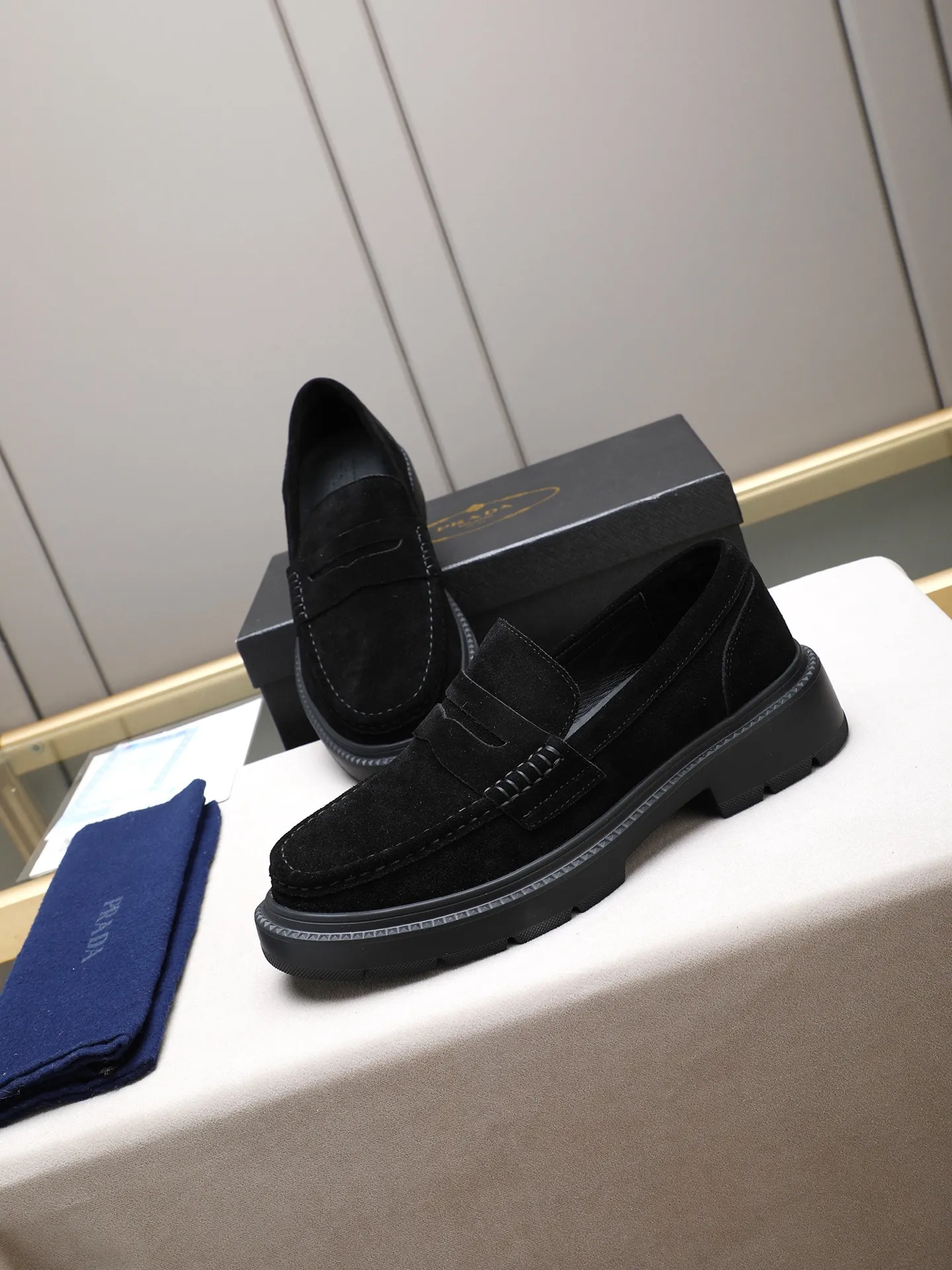 Men's shoes💰480 [Available on Tmall and Taobao major platforms] Prada men's best-selling premium casual leather shoes, imported first-layer matte cowhide loafers combine exquisite elements with modern charm, are strong in toughness, resistant to folding, not easily deformed, and durable in wear! Water-dyed sheep's ➕cow pad! Foam ultra-light and wear-resistant outsole, code number 38-44 (45 is custom-made, non-returnable and non-exchangeable)